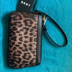 DKNY WRISTLET LEOPARD/ black NWT